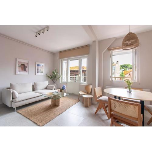 2BR Flat W Modern Touches