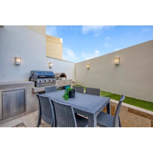 2BR Gozo Escape with Private Tub & Backyard by 360 Estates