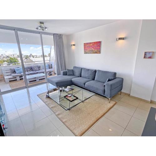 2BR SEAVIEW Apt in prime location 1 min from sea