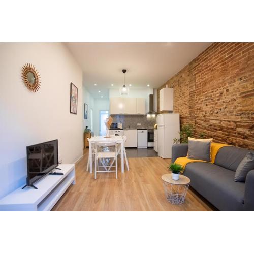 2sic1033 - Bright flat near Sagrada Familia