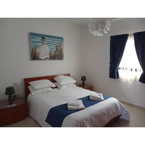 3 Bed Modern Air-conditioned Apartment with Roof Terrace - Ample Parking