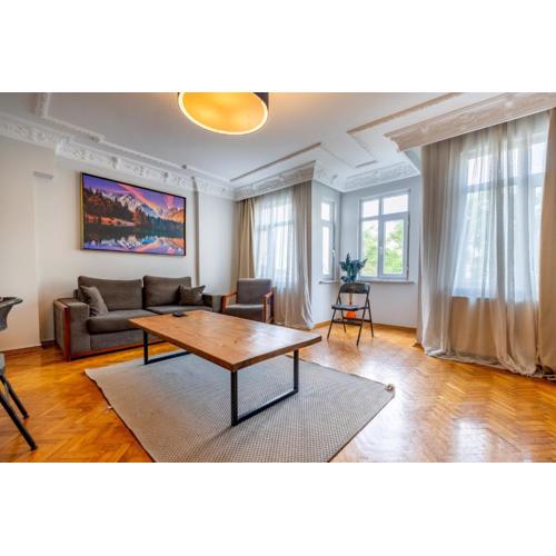 3-Bedroom Apartment - Central Location - Elevator