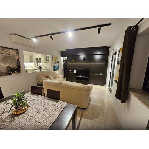 3 bedroom apt in prime location 5m away from beach
