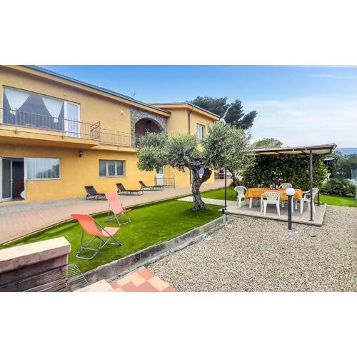 3 Bedroom Cozy Apartment In Imperia