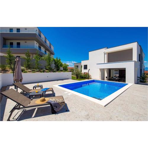 3 Bedroom Cozy Apartment In Malinska