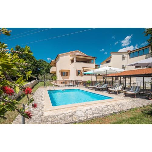 3 Bedroom Cozy Apartment In Porec