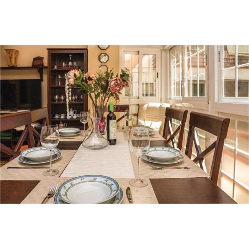 3 Bedroom Cozy Apartment In Sevilla