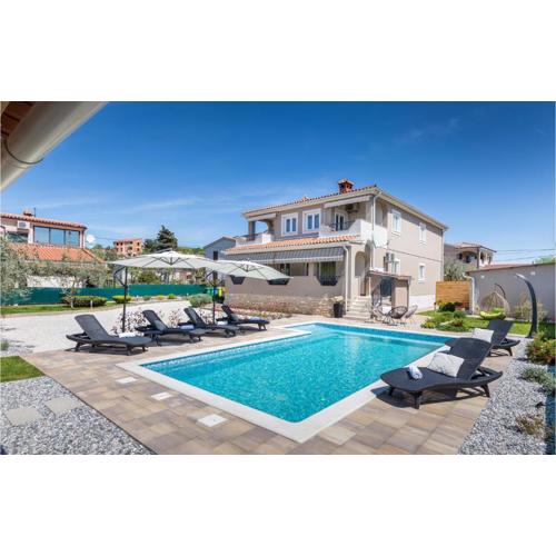 3 Bedroom Gorgeous Apartment In Pula