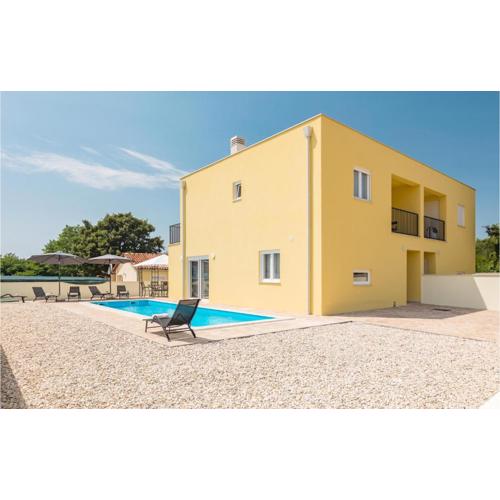 3 Bedroom Lovely Home In Porec
