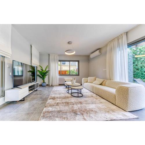 3-bedroom luxury villa by the beach Coralli C10