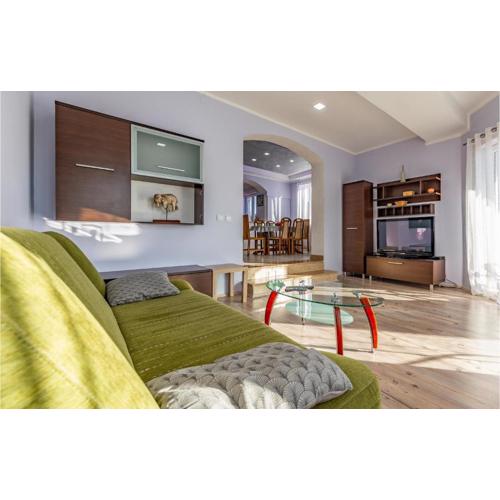 3 Bedroom Nice Apartment In Pula