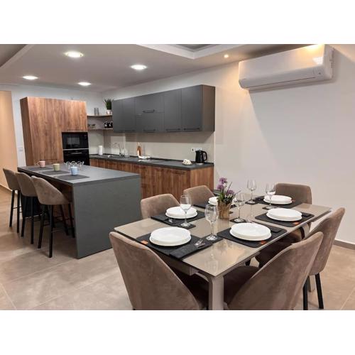 3 Bedroom Seaside Luxury Accommodation - Sleeps 8