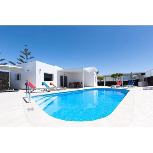 3 bedroom Villa Delphi with private heated pool.