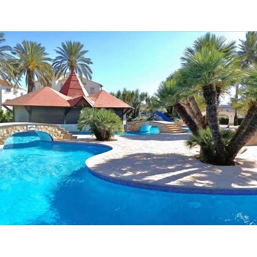 3 minutes from the beach with swimming pools, slides, and a bar
