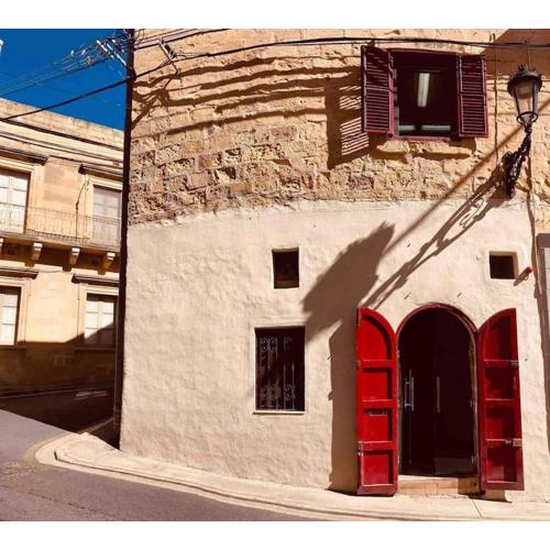 300yr old, self catering, tiny house in Victoria Centre, Gozo