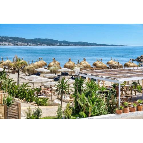 3095 Elegant Beachside Apartment in Puerto Banus