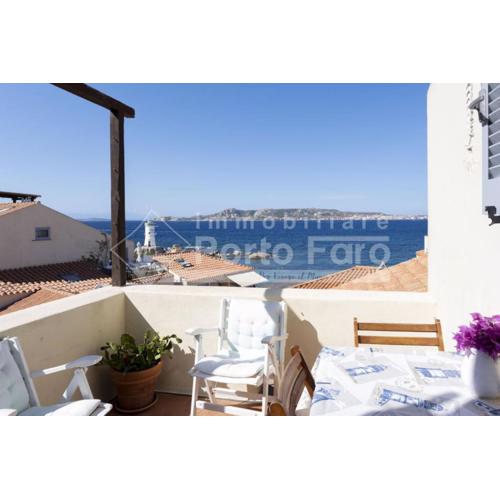 32 Centro - Trilocale con terrazza e vista sul mare Porto Faro