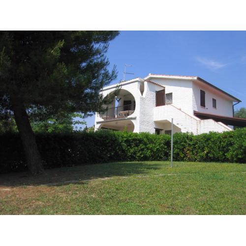 320 - Appartamento trilocale al primo piano al Taunus con portico vista mare e barbecue giardino- CLIMATIZZATO, SPIAGGIA inclusa nel prezzo