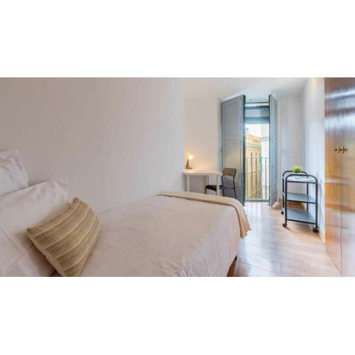 32ARA1086 - Newly refurbished 3BR flat