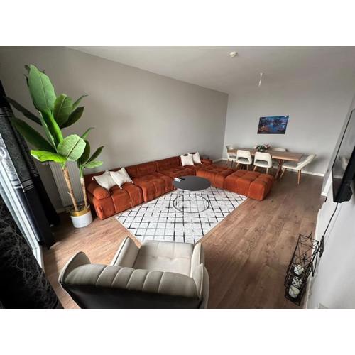 33 floor Cozy central with balcony gym pool