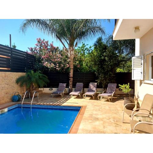 3bdr villa-pool/700m from a blue flag beach!