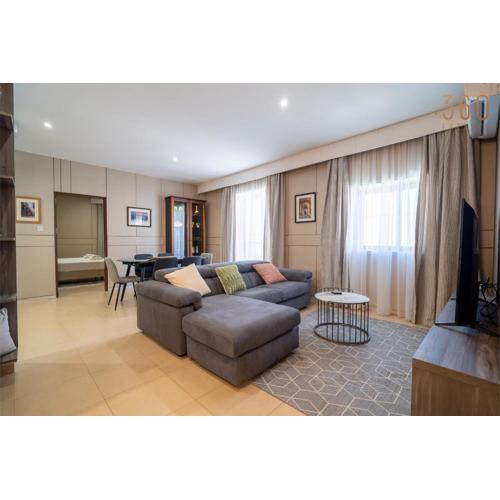 3BR Designer Stay with Outdoor Space, WIFI & AC by 360 Estates