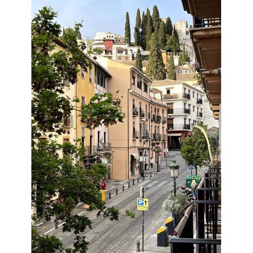 4 balconies house, central and near the Alhambra