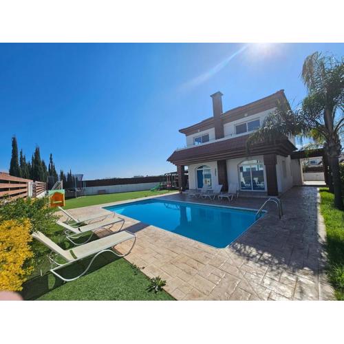 4 bdr villa with huge patio area and walking distance to beach