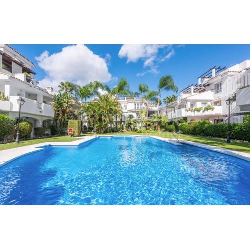 4 Bed House with Pool Walk to Puerto Banus Fast Internet