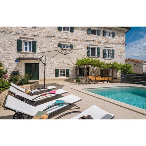 4 Bedroom Amazing Home In Porec