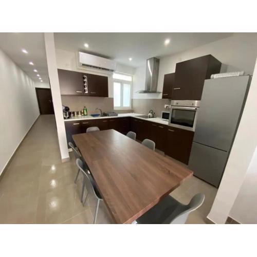 4 bedroom apt 5 mins away from beach and amenities