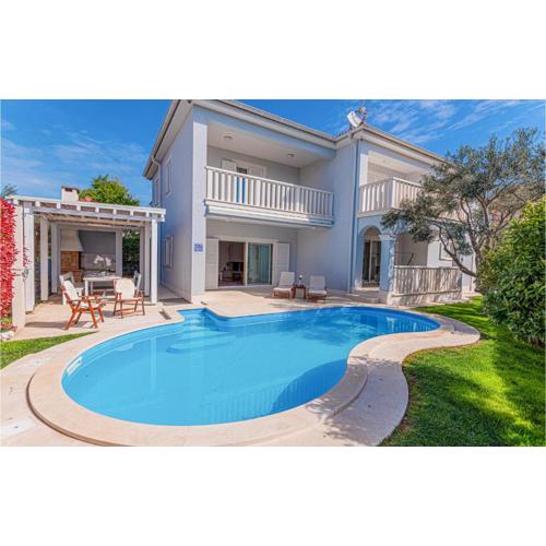 4 Bedroom Cozy Home In Vodice