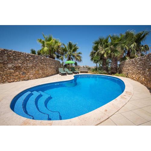 4 Bedroom Farmhouse with Private Pool & Views