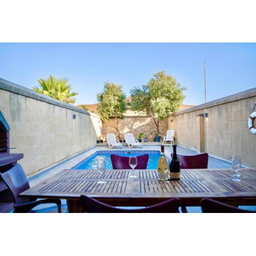 4 Bedroom Holiday Home with Private Pool