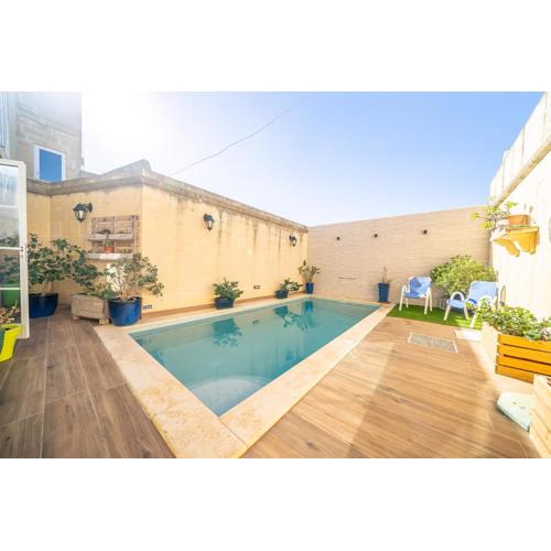 4 Bedroom Holiday Home with Private Pool