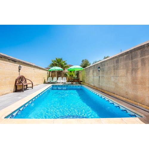 4 Bedroom Holiday Home with Private Pool