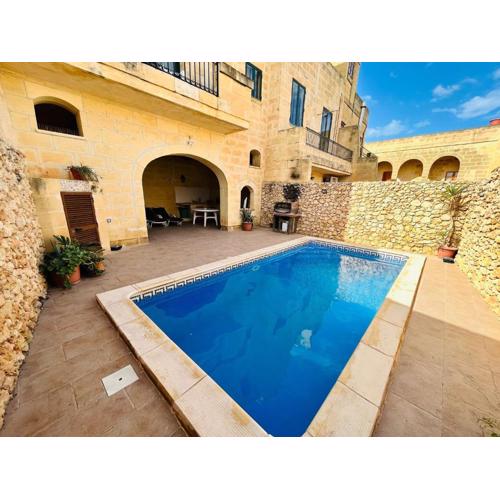 4 Bedroom Holiday Home with Private Pool