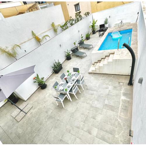 4 bedroom with swimming pool
