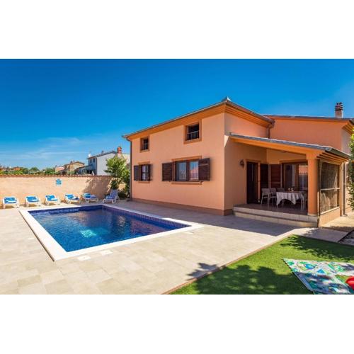 4 Schlafzimmer, 3 Badezimmer, Wohnzimmer, voll ausgestattete Küche, privater Pool, Sommerküche, Grill, Garten