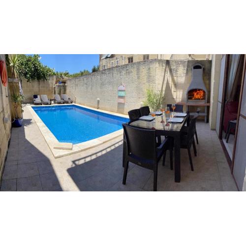 400 year old converted farmhouse with private pool