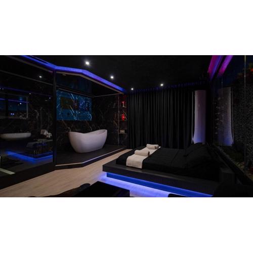 446 Black Suite Luxury
