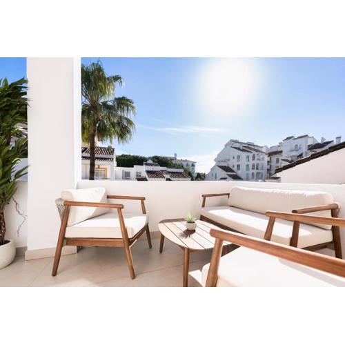 4BR Penthouse w Pool & Parking 500m from the Beach