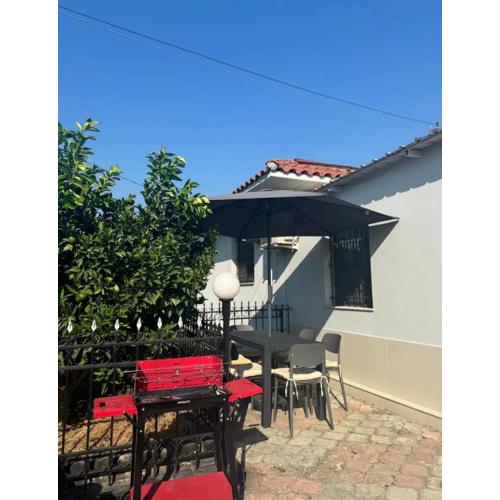 5 bedroom! 12 min to airport! Private parking