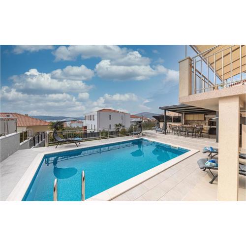 5 Bedroom Amazing Home In Okrug Gornji