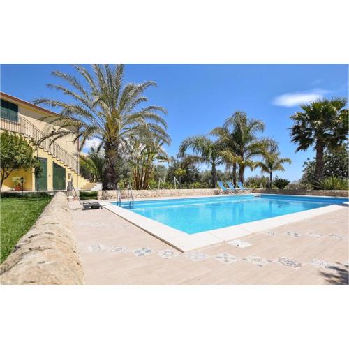 5 Bedroom Awesome Home In Noto