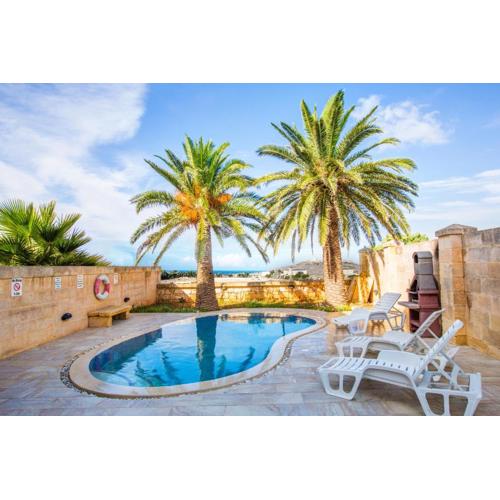 5 Bedroom Farmhouse with Private Pool & Views