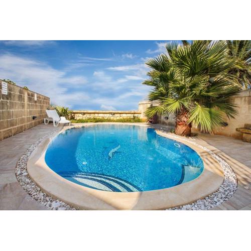 5 Bedroom Farmhouse with Private Pool