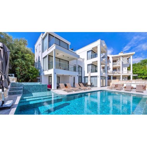 5 Bedroom Villa Close to the Town 1304