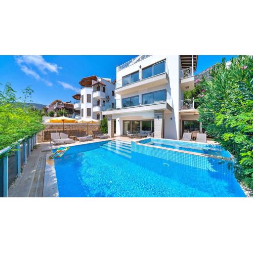 5 Bedroom Villa Close to the Town 9629