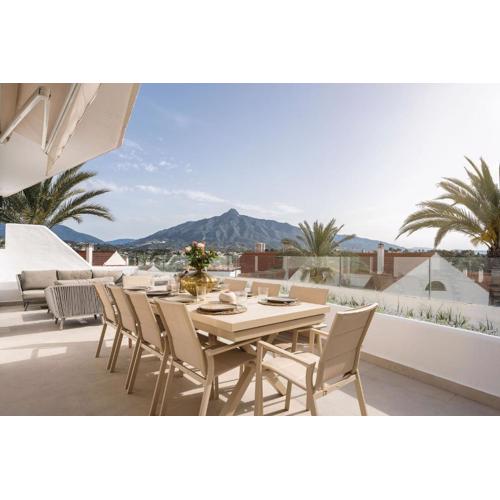 5 BR Luxury apt w Pool, garage and amazing views